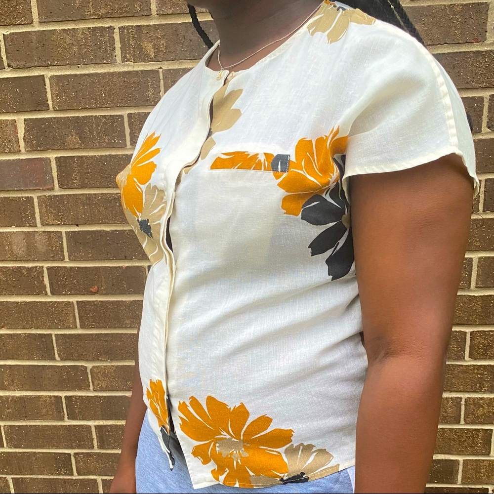 Floral print, button up blouse